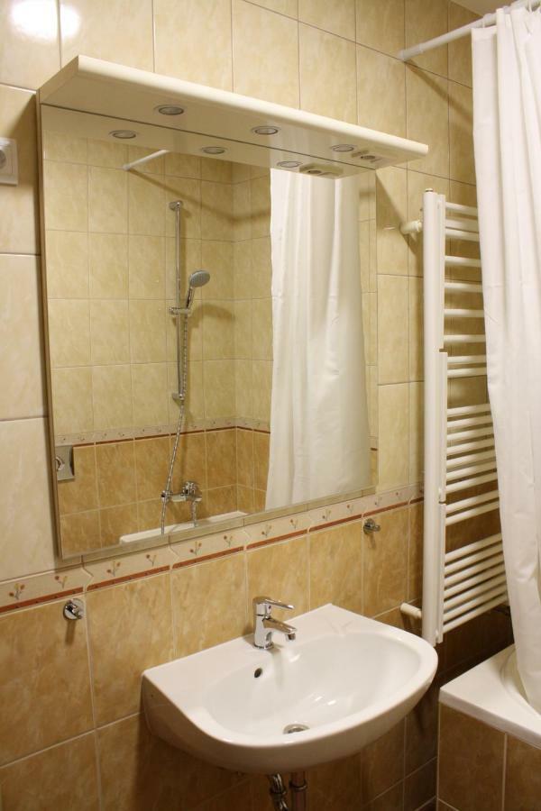 Kedvenc Vendeghaz Hotell Miskolc Exteriör bild